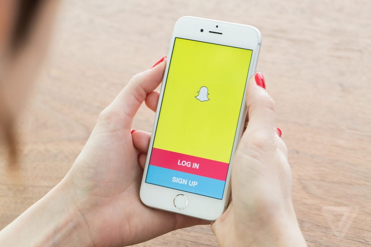 Snapchat adds new Holi-Themed features, including AR Lens, 3D Bitmojis, etc.