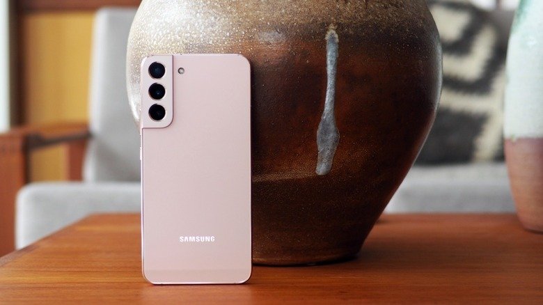 Samsung Galaxy S22 and Galaxy S22 Plus features a triple rear camera setup