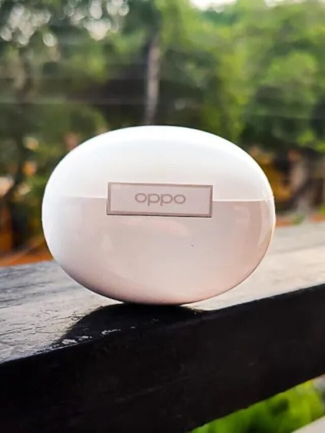 Oppo branding at the back of the charging case