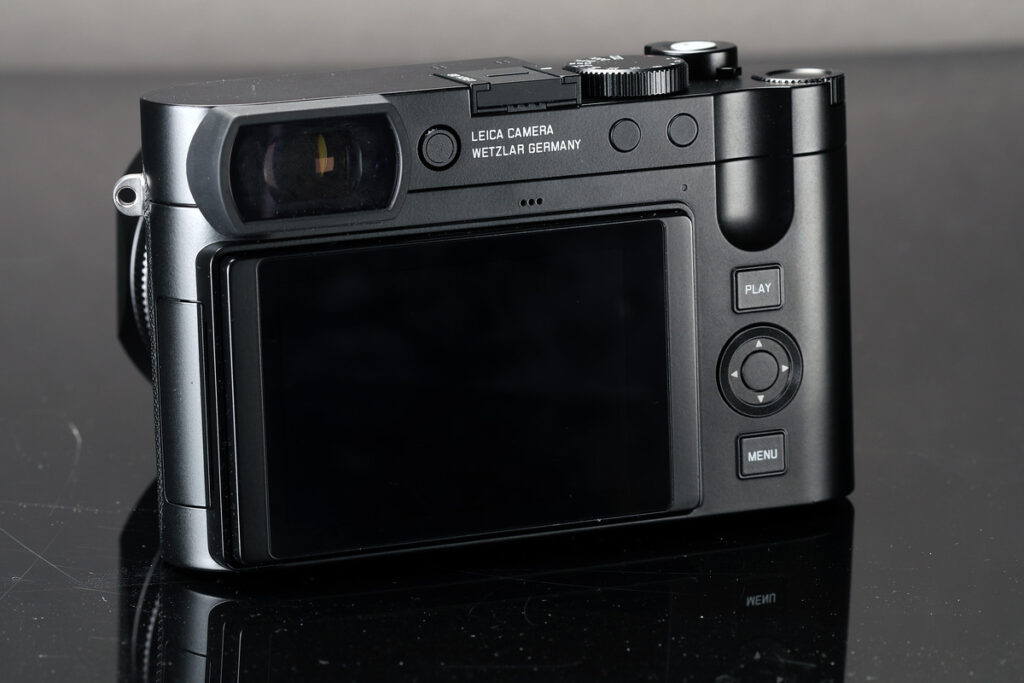 Like the M11, this digital cam also supports Live perspective correction feature