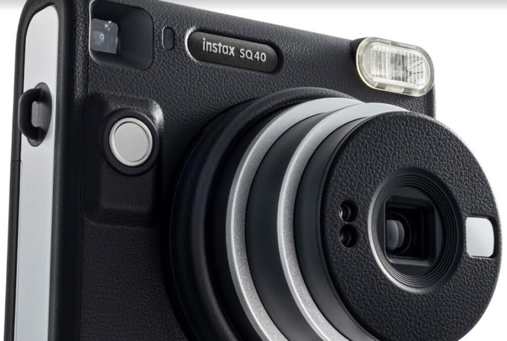 The instant camera SQ40 comes with an intelligent shutter system
