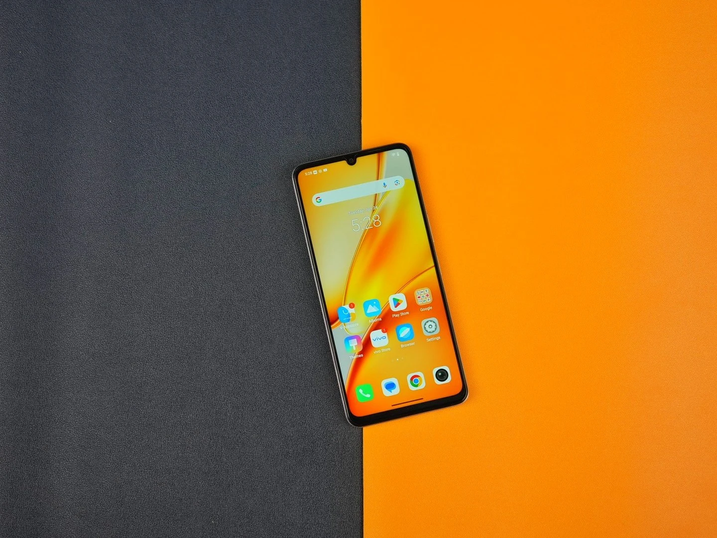 GuNbSyNagAE1bGN The massive display with dew drop notch for selfie camera