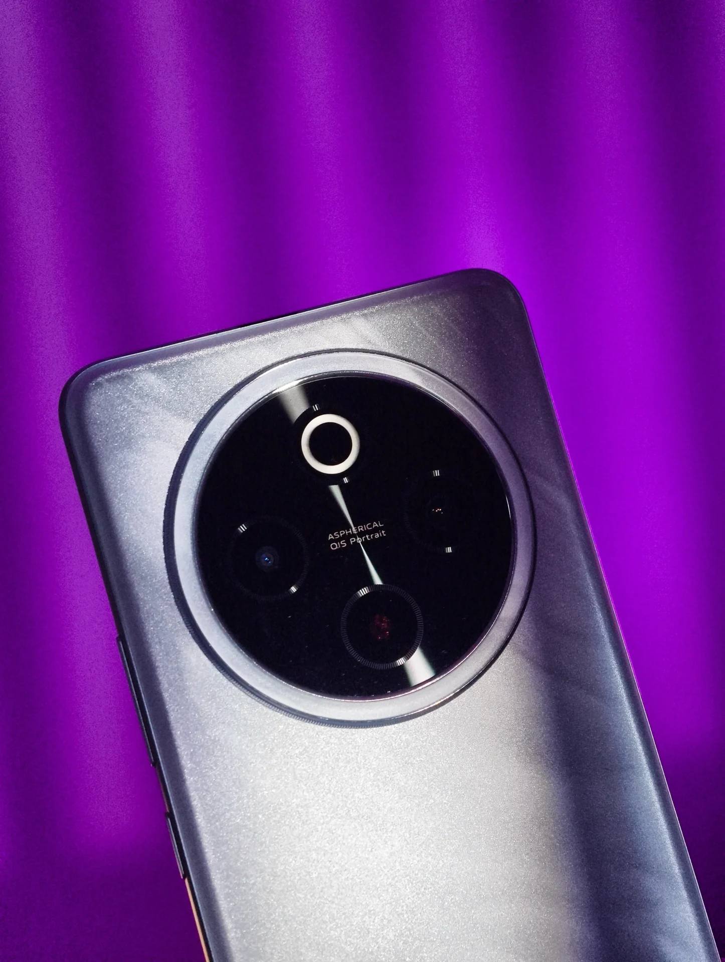 GnWWPGKXcAA3YkE Dual rear camera setup on iQOO Z10 5G; Compare iQOO Z10 vs iQOO Z10R 5G