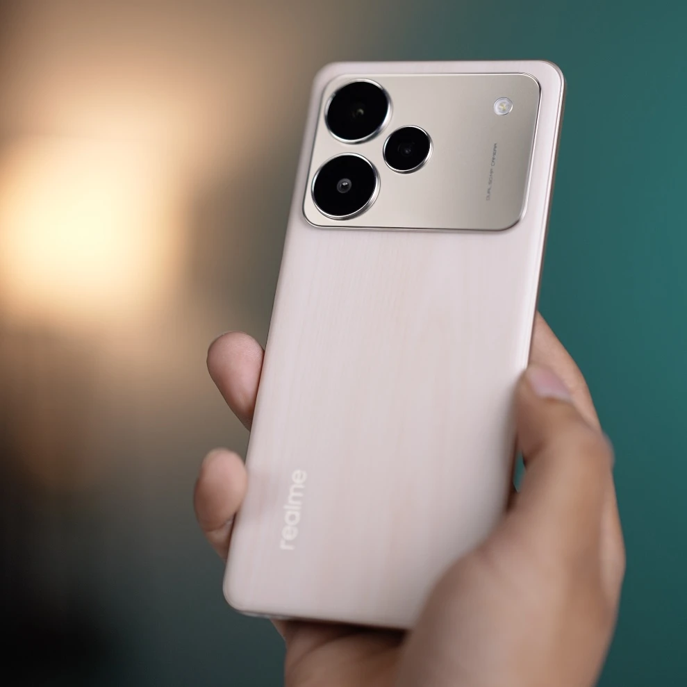 Gyx-PUPWsAAyKre Realme P4 Pro 5G smartphone with dual rear camera setup